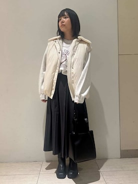 「アイテム（ダウンベスト）」を使った、Mila Owenさん（レディース・157cm）の秋コーディネート