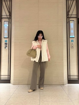 「アイテム（ダウンベスト）」を使った、Mila Owenさん（レディース・155cm）の秋コーディネート