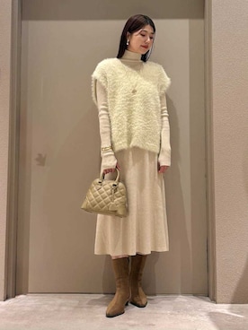 「アイテム（イヤリング）」を使った、Mila Owenさん（レディース・169cm）の冬コーディネート