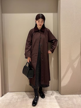 「アイテム（ステンカラーコート）」を使った、Mila Owenさん（レディース・169cm）の秋コーディネート