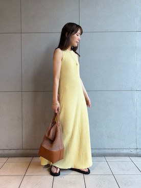 「ニットワンピース」｜「アイテム（イエロー系）」を使った、Mila Owenさん（レディース・159cm）の夏コーディネート