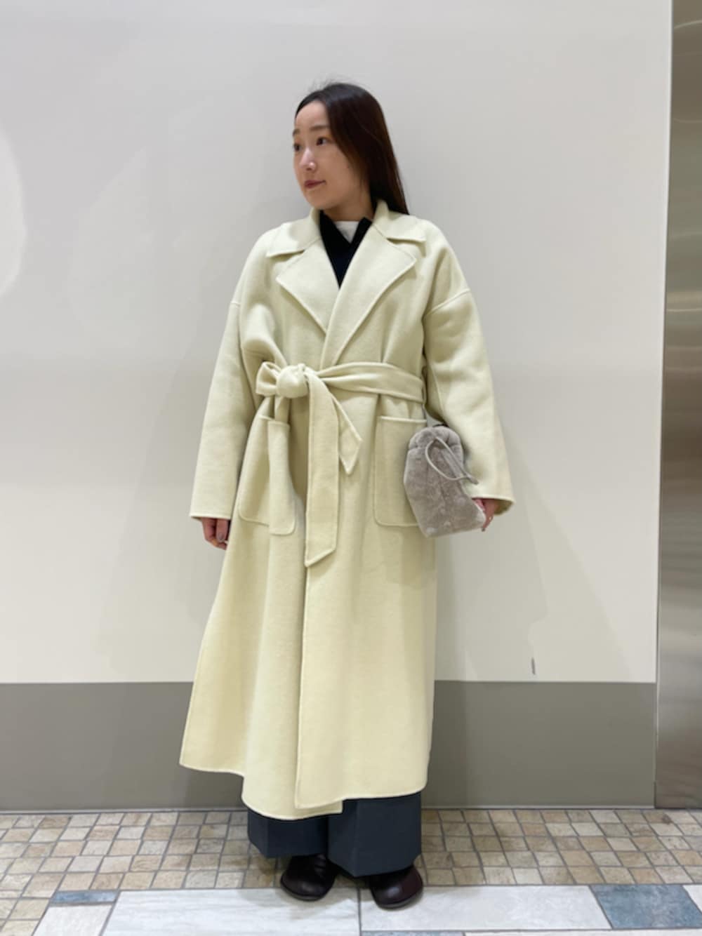 「ガウンコート、ロングコート、ワイドパンツ、ニット、コート、低身長コーデ、休日、大人カジュアル、女子会」｜「Mila Owenのウールロングコート（その他アウター、イエロー系）」を使った、Mila Owenさん（レディース・155cm）の冬コーディネートの1枚目の写真