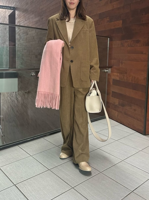 Mila OwenMila Owenさんのテーラードジャケットを使ったコーディネート