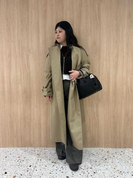 「アイテム（トレンチコート）」を使った、Mila Owenさん（レディース・157cm）の秋コーディネート