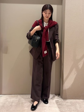 「アイテム（ストール/ショール）」を使った、Mila Owenさん（レディース・169cm）の秋コーディネート