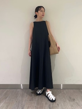 「アイテム（バングル/リストバンド）」を使った、Mila Owenさん（レディース・158cm）の夏コーディネート