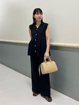 「Mila Owen（ミラオーウェン）のペプラムデザインＶネックベスト（ニット/セーター、ブラック系）」を使った、Mila Owenさんの春コーディネート