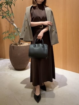 「アイテム（イヤリング）」を使った、Mila Owenさん（レディース・155cm）の秋コーディネート