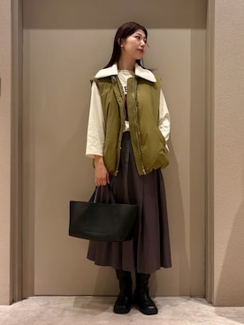 「アイテム（ダウンベスト）」を使った、Mila Owenさん（レディース・169cm）の秋コーディネート