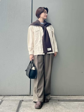 「アイテム（ストール/ショール）」を使った、Mila Owenさん（レディース・165cm）の秋コーディネート