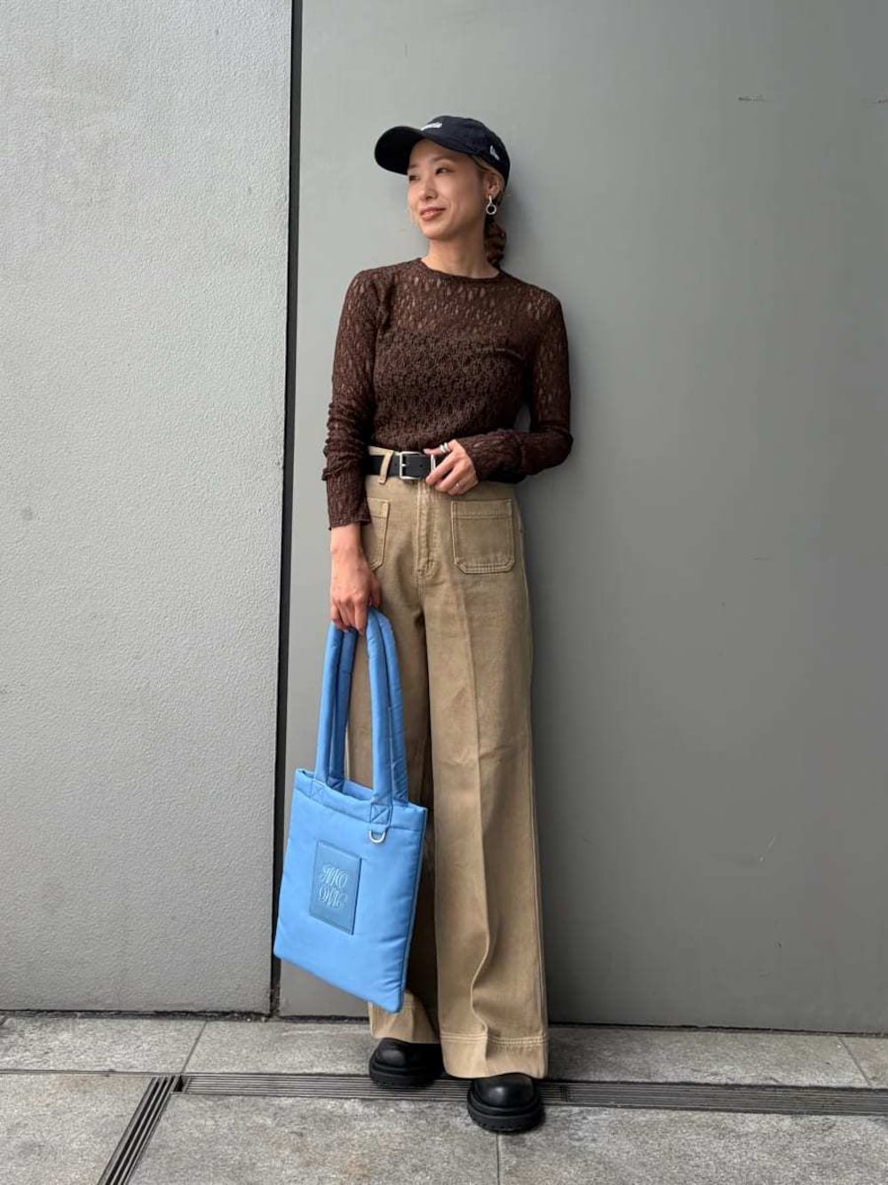 ベージュ系のデニムパンツ、ブラウン系のTシャツ/カットソー、ブルー系のトートバッグを着用したレディースの夏コーディネートの1枚目の写真