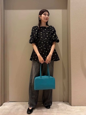 「アイテム（イヤリング）」を使った、Mila Owenさん（レディース・169cm）の秋コーディネート