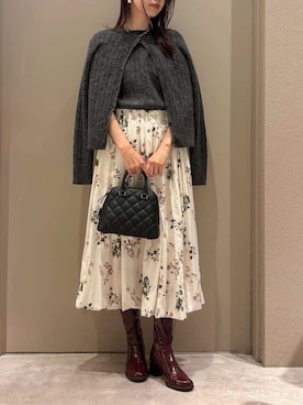 「アイテム（イヤリング）」を使った、Mila Owenさん（レディース・169cm）の秋コーディネート