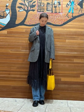 「アイテム（ショルダーバッグ、イエロー系）」を使った、Mila Owenさん（レディース・158cm）の秋コーディネート