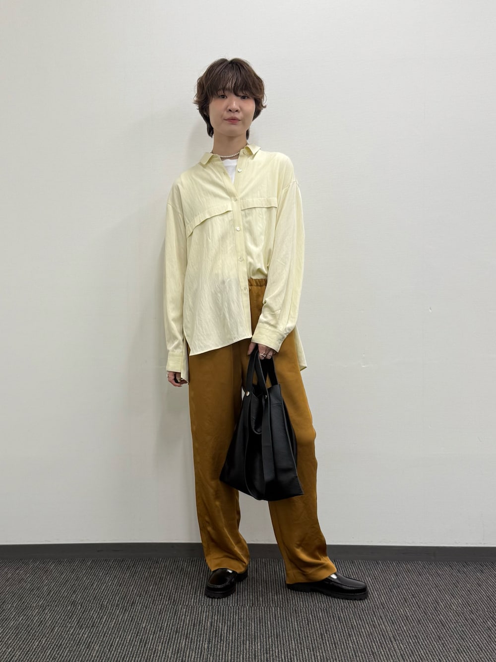 「秋服準備はじめました、骨格ナチュラル、ブラウス、ローファー、高身長女子、秋服、イエロー、ブラウン」｜「collexのフロント切替バックギャザーシャツ（シャツ/ブラウス、イエロー系）」を使った、natsumiさん（骨格ナチュラル・レディース・166cm）の夏コーディネートの1枚目の写真