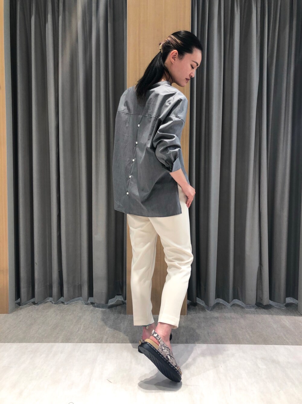 グレー系のシャツ/ブラウス、ホワイト系のその他パンツ、その他のサンダルを着用したレディースの春コーディネートの1枚目の写真