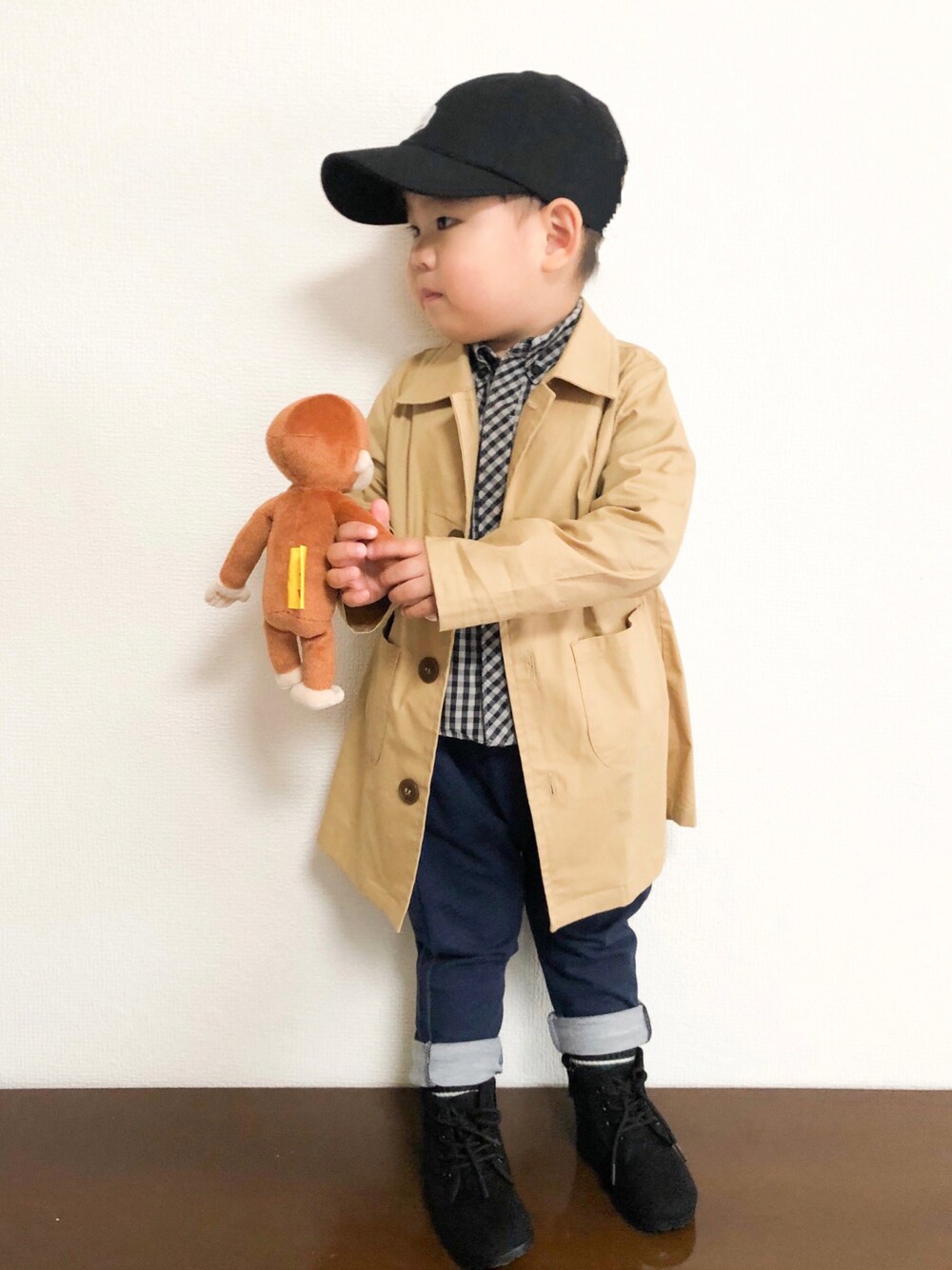 「スウェットパンツ、ブーツ、トレンチコート、キャップ、ギンガムチェック、キッズコーデ、男の子、シャツスタイル、キッズファッション」｜「B:MING by BEAMSのB:MING by BEAMS / ワッペン ローキャップ 20FW（キャップ、ブラック系）」を使った、akishiさん（キッズ・90cm）の秋コーディネートの1枚目の写真