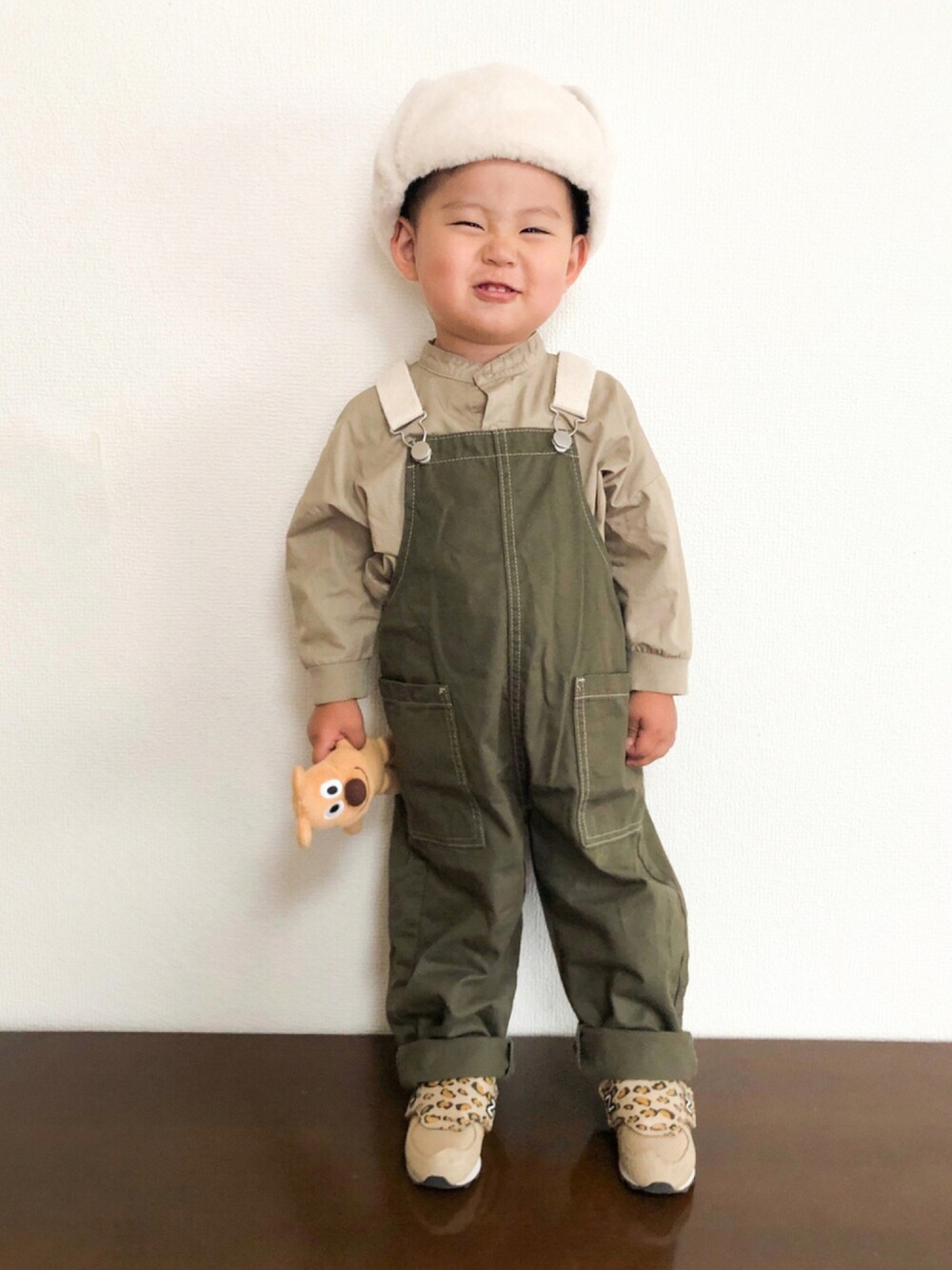 「レオパード、サロペット、ニューバランス、オーバーオール、キッズコーデ、男の子、フライトキャップ、キッズファッション、秋服準備はじめました、秋トレンド2021」｜「西松屋のアイテム（帽子、ベージュ系）」を使った、akishiさん（キッズ・90cm）の秋コーディネートの1枚目の写真