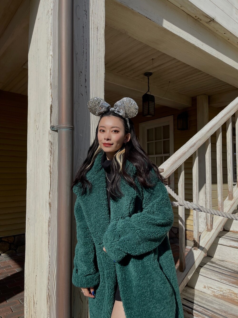 ブラック系のニット/セーター、グリーン系のチェスターコート、ブラック系のその他パンツを着用したレディースの冬コーディネートの1枚目の写真