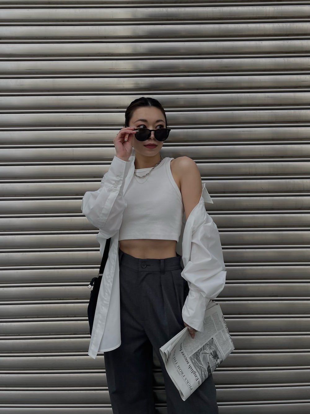ホワイト系のシャツ/ブラウス、グレー系のその他パンツ、ブラック系のサンダルを着用したレディースの冬コーディネートの1枚目の写真