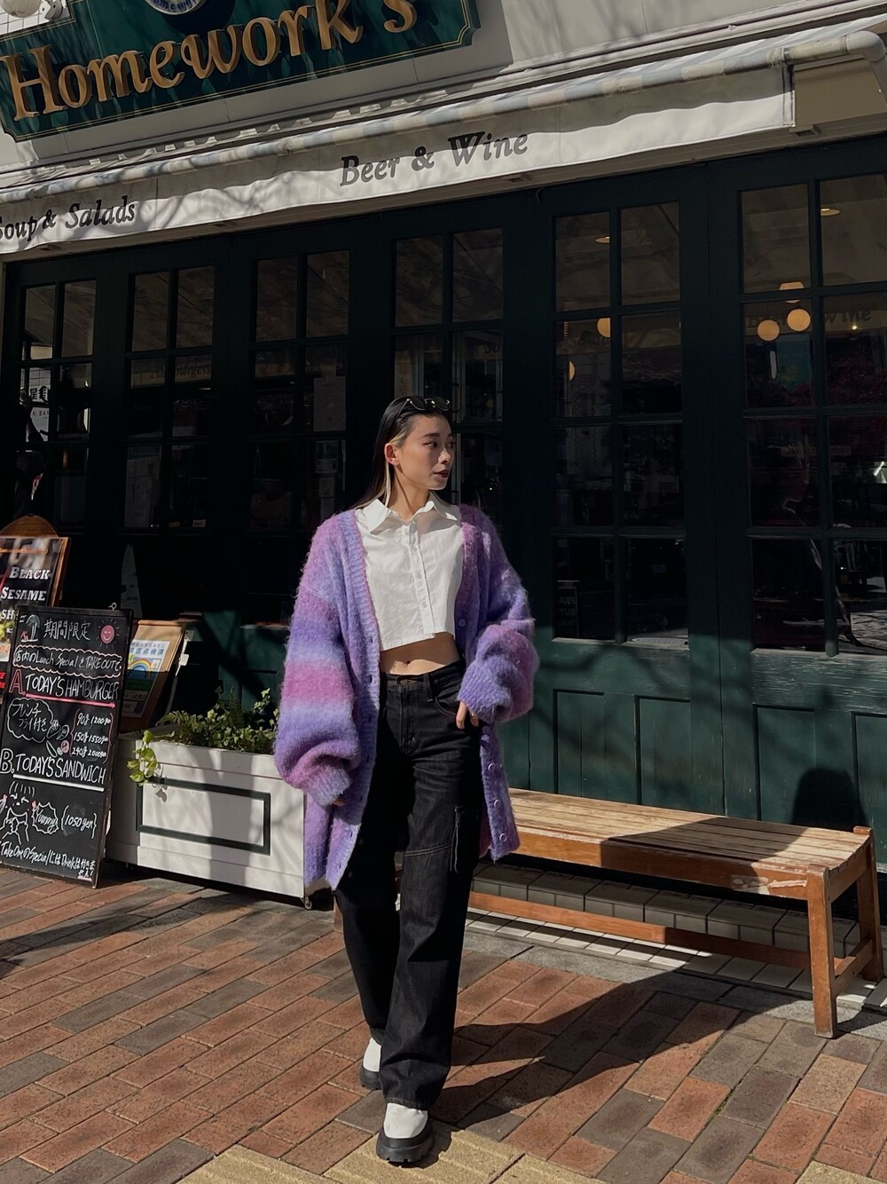 ホワイト系のシャツ/ブラウス、パープル系のカーディガン/ボレロ、ホワイト系のブーツを着用したレディースの秋コーディネートの1枚目の写真