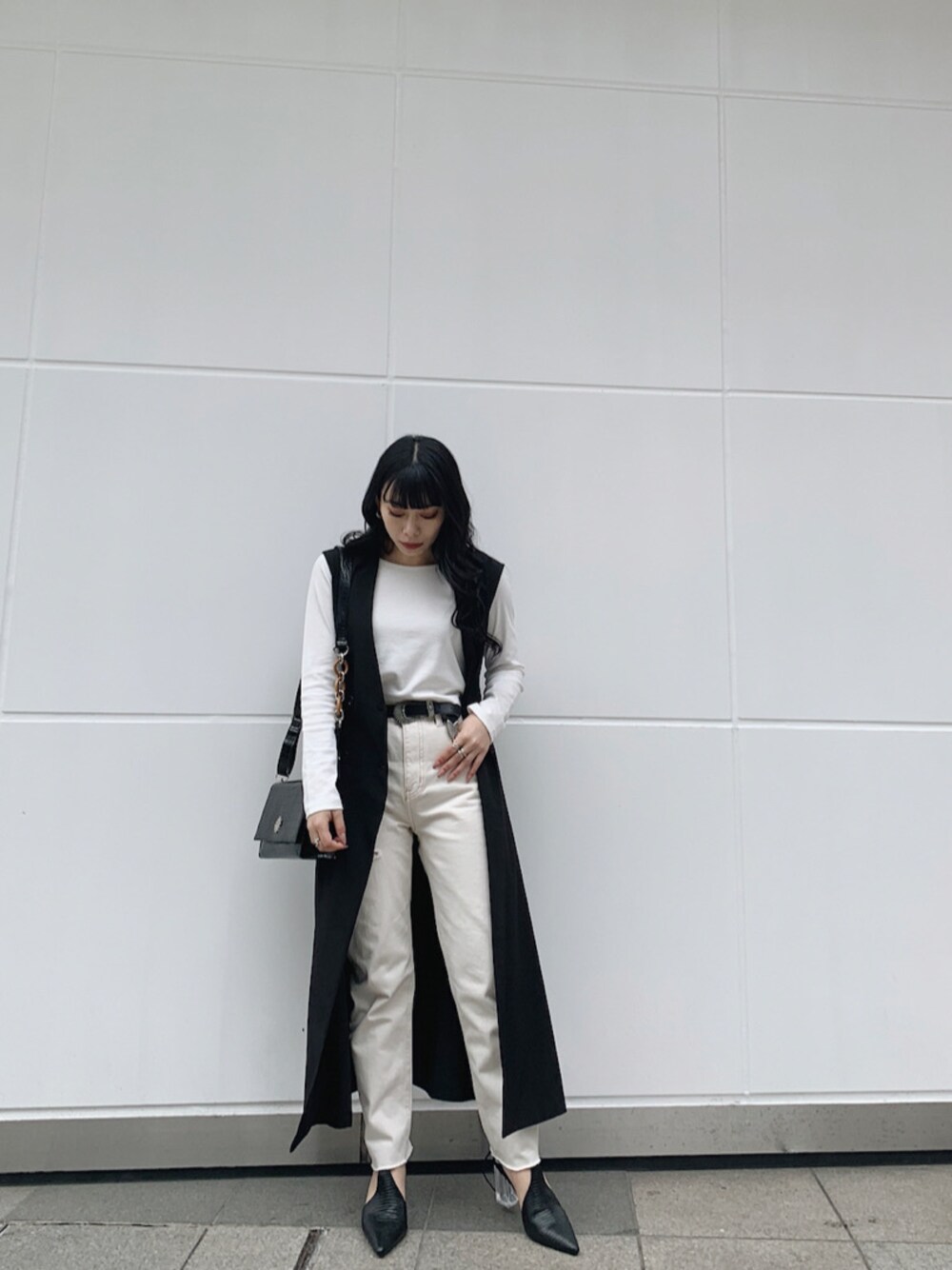 ホワイト系のTシャツ/カットソー、ブラック系のトレンチコート、ブラック系のパンプスを着用したレディースの春コーディネートの1枚目の写真