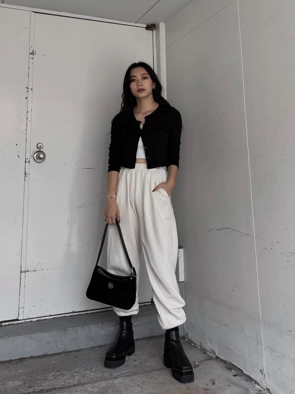 ホワイト系のスウェットパンツ、ブラック系のショルダーバッグを着用したレディースの秋コーディネートの1枚目の写真