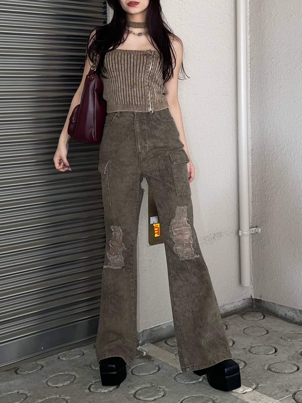 「ブラウンコーデ、ブラウン、秋服準備はじめました、秋服、秋コーデ、低身長、低身長コーデ、低身長女子、デニム、デニムパンツ、デニムコーデ、フレア、フレアパンツ、チョーカー、EVRIS」｜「EVRISのEモチーフピグメントチョーカーベアニットトップス（ニット/セーター、ブラウン系）」を使った、越後 穂乃香さん（レディース・150cm）の夏コーディネートの1枚目の写真