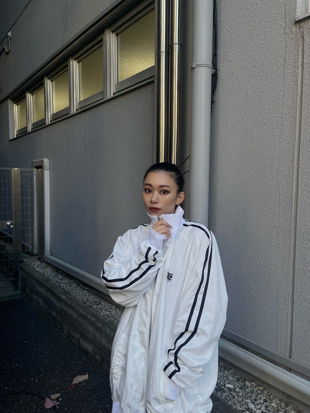 ワンピースを使った「ウィンドブレーカー」の人気ファッション 