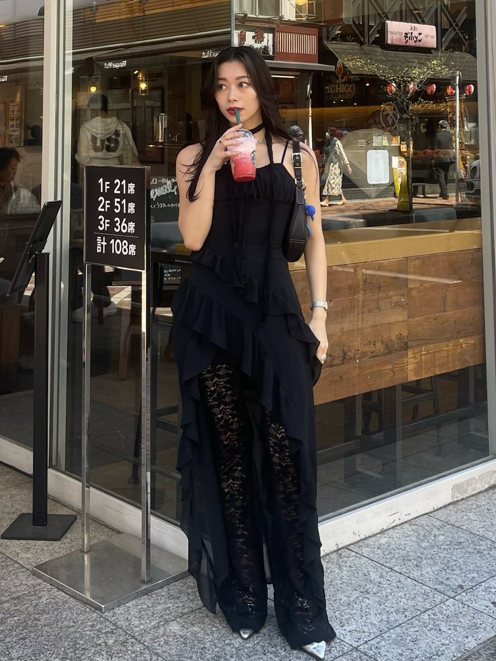 「ワンピース、ワンピーススタイル、ワンピースコーデ、レース、レースパンツ、ロングワンピース、ロング、低身長、低身長コーデ、低身長女子、レイヤード、レイヤードスタイル、EVRIS」｜「EVRISのチョーカーレーストップス（Tシャツ/カットソー、ブラック系）」を使った、越後 穂乃香さん（レディース・150cm）の春コーディネートの1枚目の写真