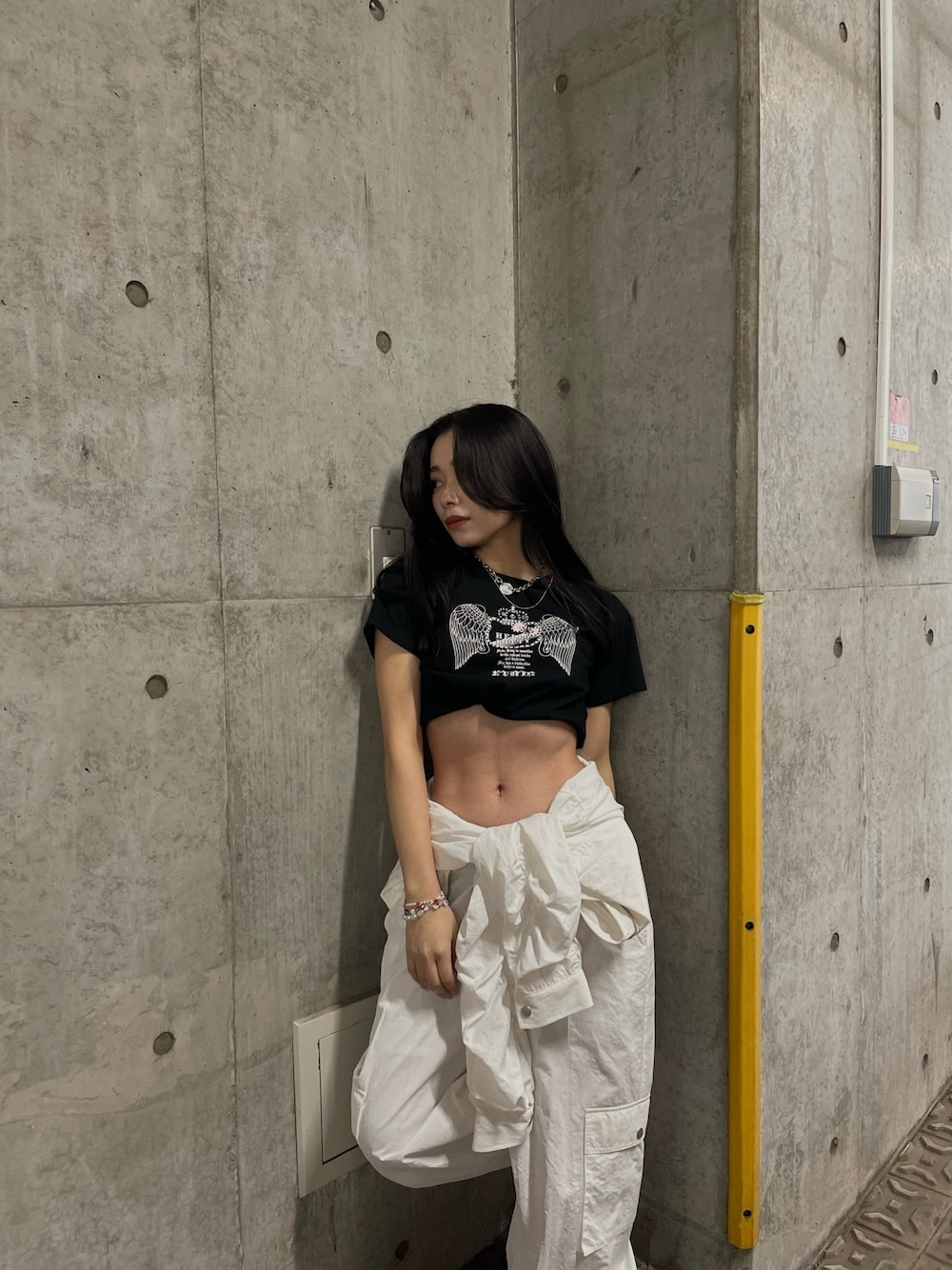「Tシャツ、キティーちゃん、キティ、ハローキティ、ジャンプスーツ、オールインワン、低身長、低身長コーデ、低身長女子、EVRIS 」｜「EVRISの【ハローキティコラボ】ラインストーンショートTシャツ（Tシャツ/カットソー、ブラック系）」を使った、越後 穂乃香さん（レディース・150cm）の春コーディネートの1枚目の写真