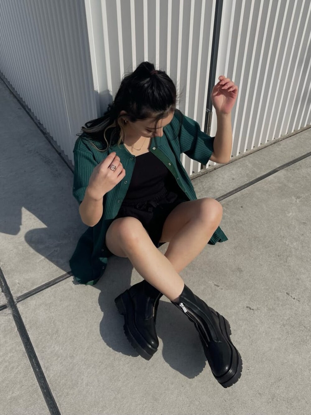 ブラック系のスウェットパンツ、ブラック系のブーツ、ブラック系のキャミソールを着用したレディースの春コーディネートの1枚目の写真