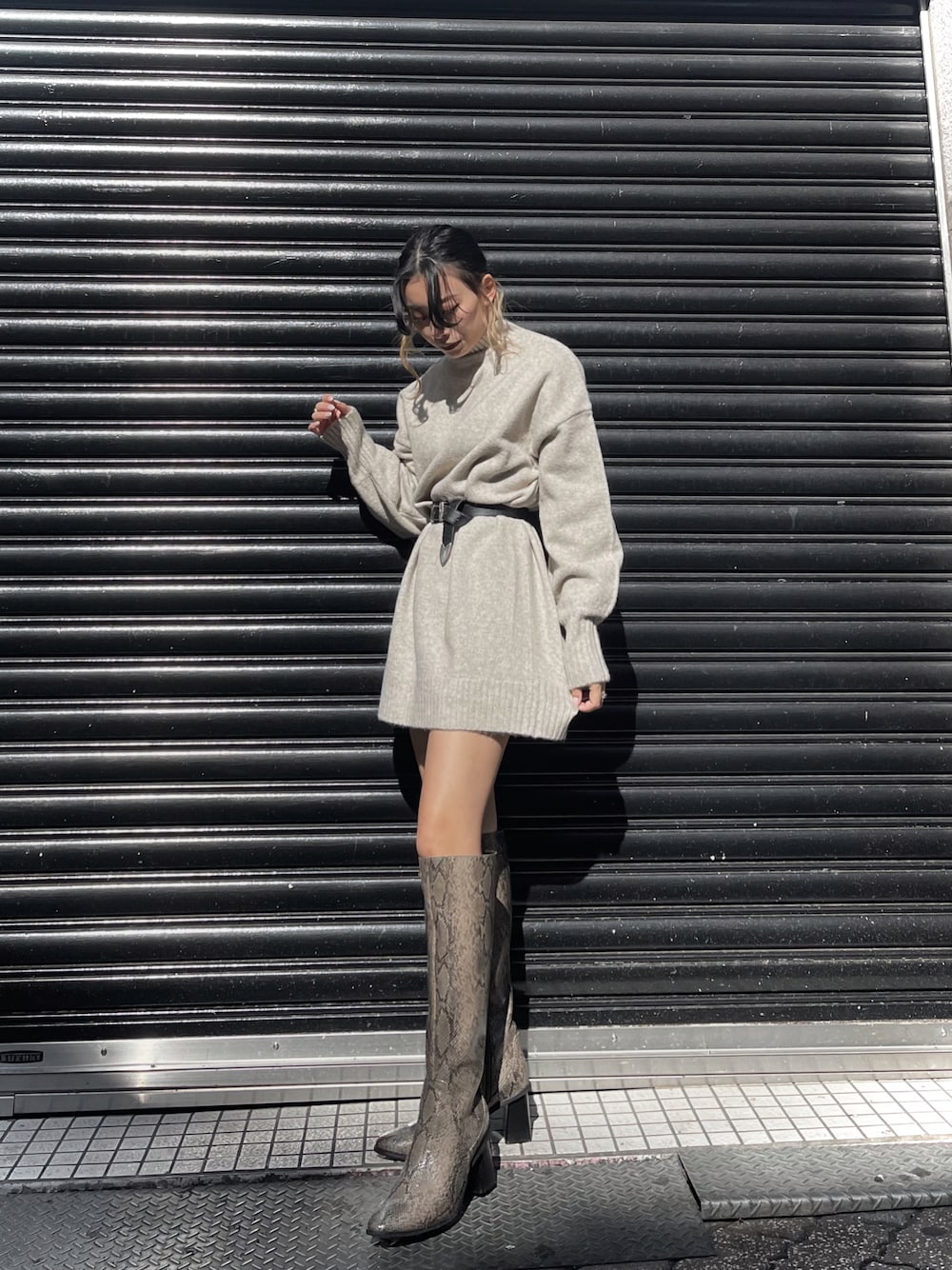 「オトナカジュアル、カジュアル、シンプルコーデ、ニット、低身長コーデ、低身長、低身長女子、ootd、ニットワンピース、ワンピース、ロングブーツ、ミドルブーツ、パイソン柄、秋のコーデ、EVRIS」｜「EVRISのメランジニットワンピース（ワンピース、ベージュ系）」を使った、越後 穂乃香さん（レディース・150cm）の秋コーディネートの1枚目の写真