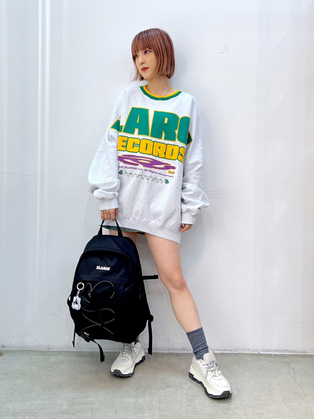 「バックパック、XLARGE、メンズライク、ビッグシルエット、オーバーサイズ、秋服、秋冬、秋カラー、ロゴスウェット」｜「XLARGEのSTANDARD LOGO TRUCK HOOK BACKPACK（バックパック/リュック、ブラック系）」を使った、小島えみるさん（レディース・165cm）の秋コーディネートの1枚目の写真