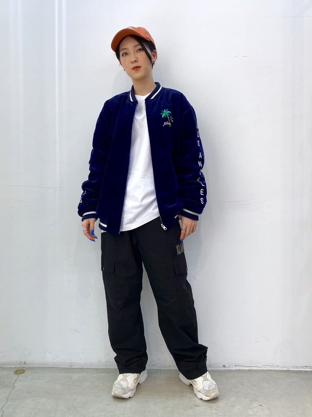 ブラック系のその他パンツ、ホワイト系のTシャツ/カットソー、ブルー系のスタジャンを着用したレディースの冬コーディネートの1枚目の写真