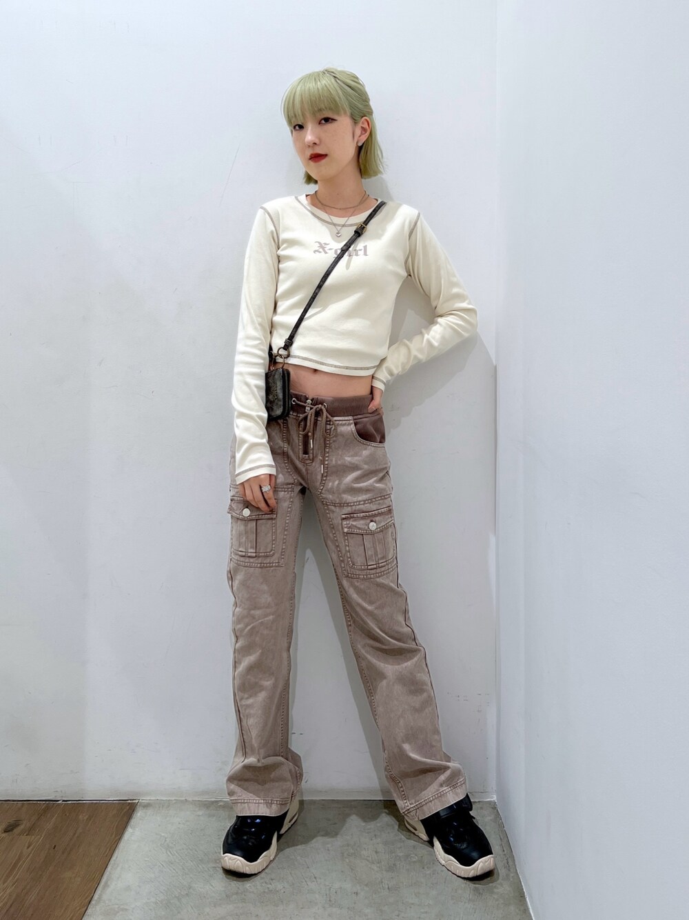 「x-girl、デニムパンツ、カラーパンツ、シンプルコーデ、ストリート、韓国ファッション、秋っぽコーデ更新中、休日スタイル、秋服、パンツコーデ、ラフコーデ」｜「X-girlのOLD ENGLISH L/S BABY TEE（Tシャツ/カットソー、ホワイト系）」を使った、小島えみるさん（レディース・165cm）の秋コーディネートの1枚目の写真