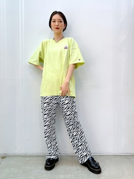 「カラーTシャツ」｜「アイテム（アクセサリー）」を使った、小島えみるさん（レディース・165cm）の春コーディネート