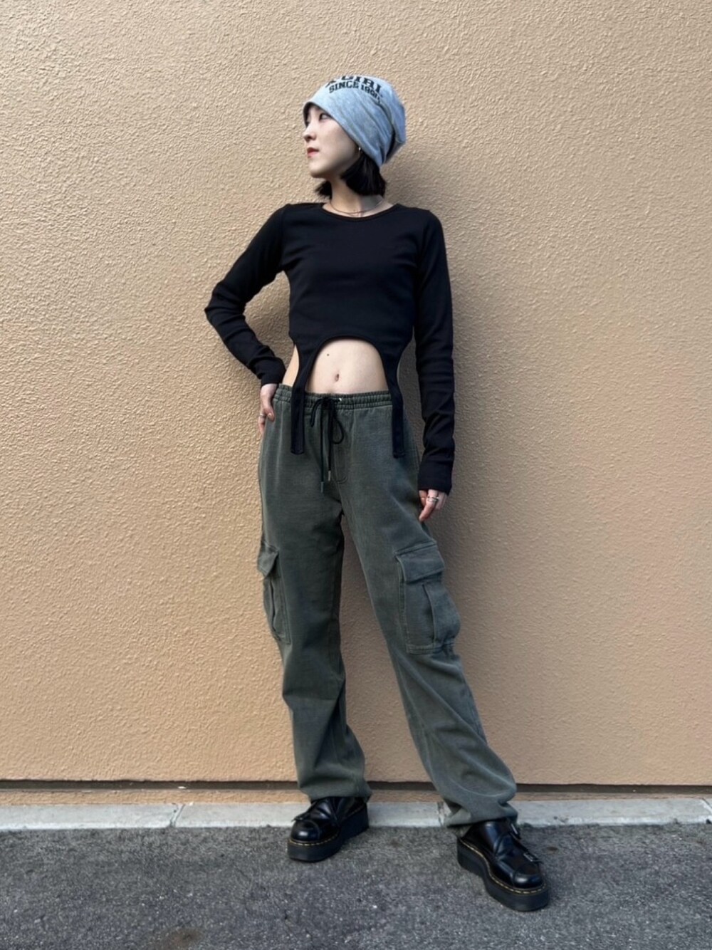 グリーン系のスウェットパンツ、ブラック系のTシャツ/カットソー、グレー系のニットキャップ/ビーニーを着用したレディースの秋コーディネートの1枚目の写真