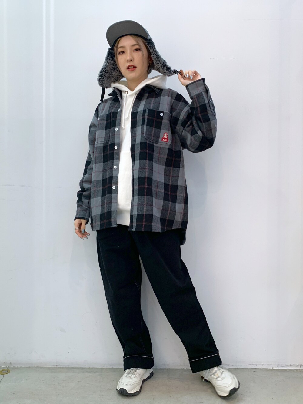 ブラック系のその他パンツ、ホワイト系のパーカー、ブラック系のシャツ/ブラウスを着用したレディースの秋コーディネートの1枚目の写真