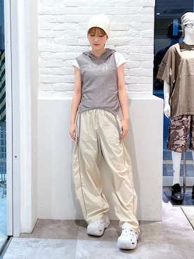 「X-girl（エックスガール）のBANANA SHAPE TRACK PANTS（その他パンツ、ベージュ系）」を使った、Emiruさん（レディース・165cm）の春コーディネート