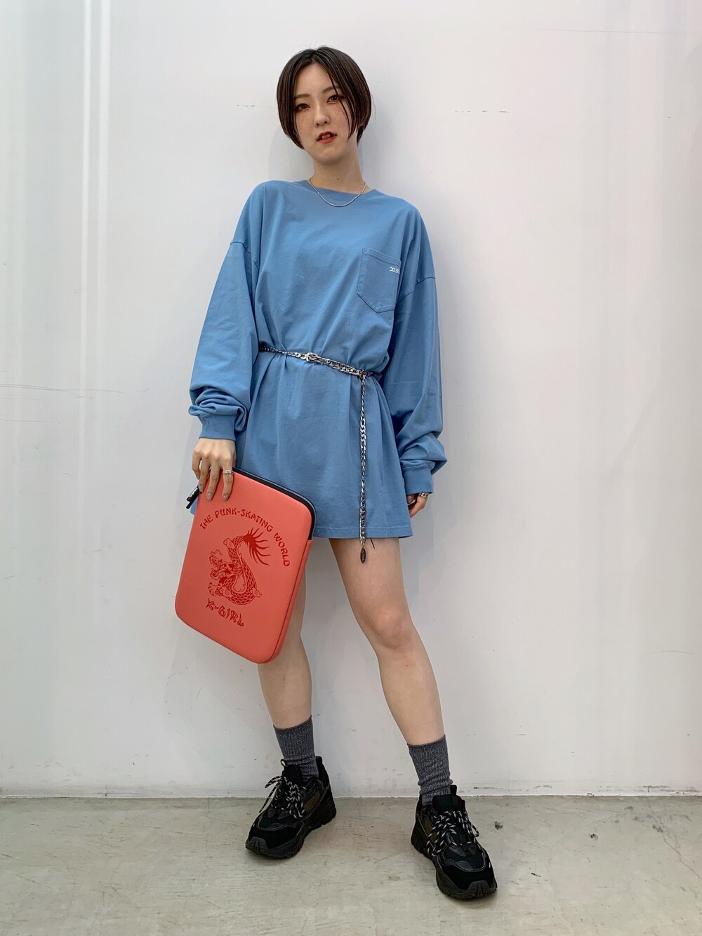 「秋コーデ、秋先取りコーデ、ワンピース、チェーンベルト、オーバーサイズ、ストリート、ストリートコーデ」｜「X-girlのFAUX LEATHER PC CASE（PC・タブレットケース、ピンク系）」を使った、小島えみるさん（レディース・165cm）の秋コーディネートの1枚目の写真