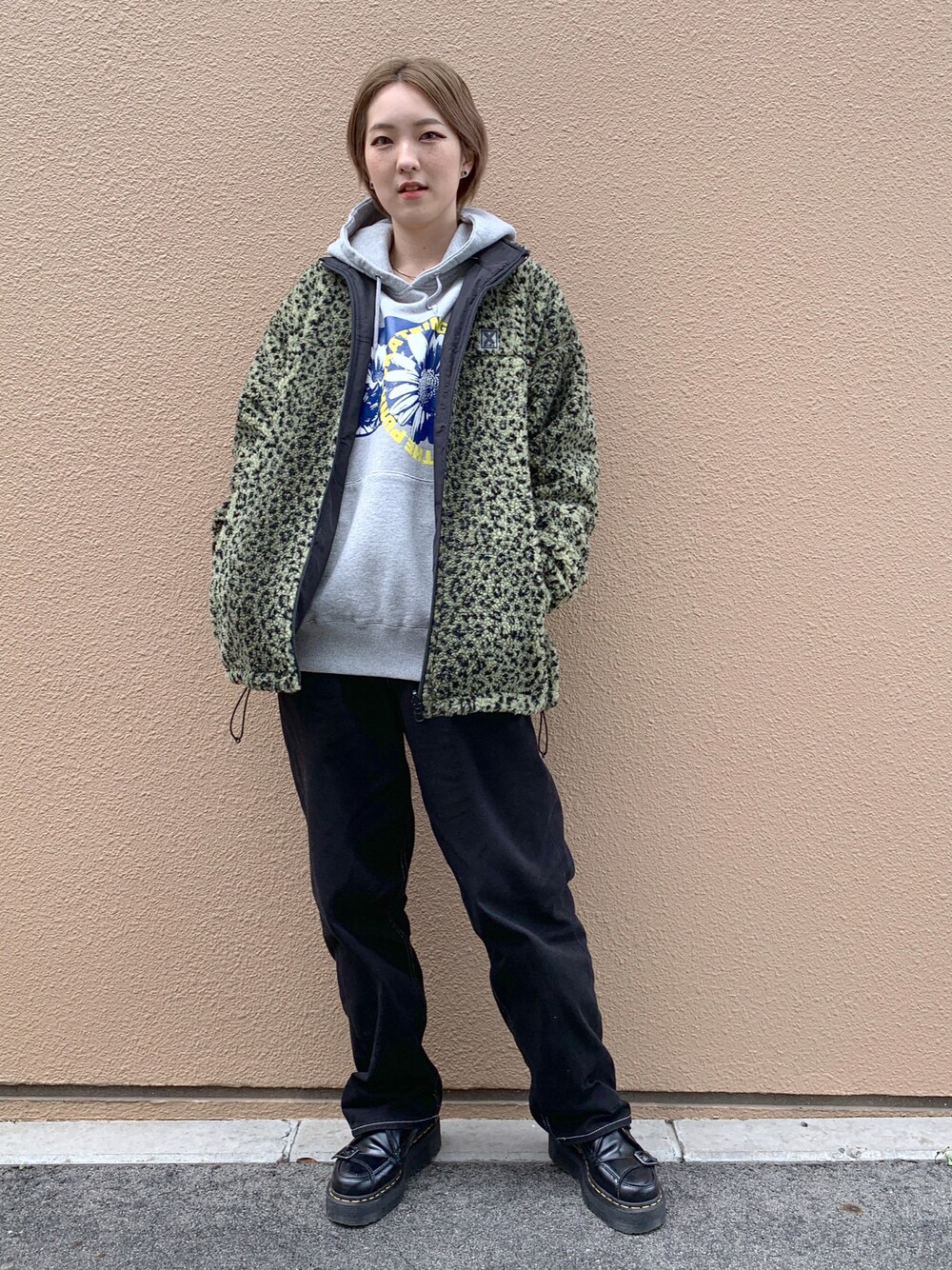 ブラック系のその他パンツ、グレー系のパーカー、イエロー系のナイロンジャケットを着用したレディースの冬コーディネートの1枚目の写真