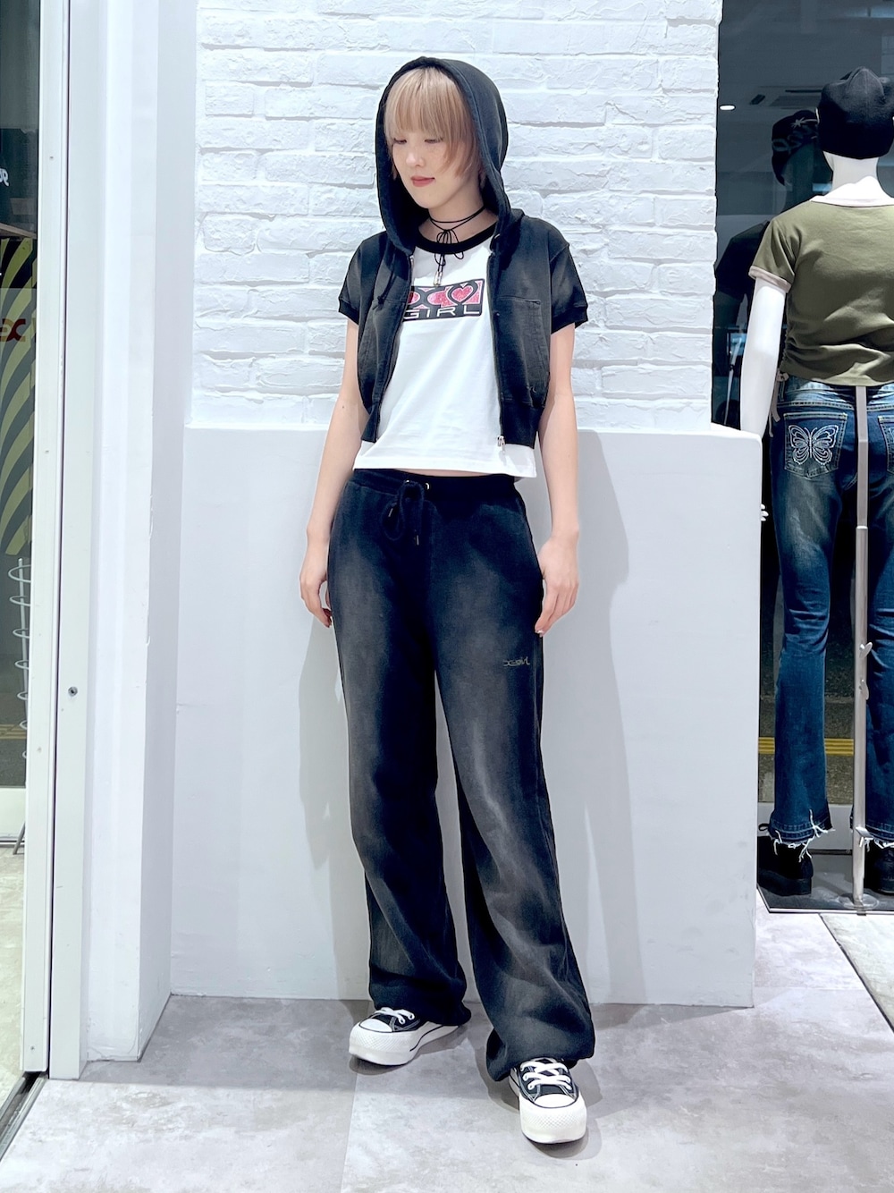 「x-girl、セットアップ、スウェットパンツ、スウェット、パーカー、白Tシャツ、夏コーデ、ラクチンコーデ、初夏コーデ、夏服、お洒落さんとつながりたい、夏だ！Tシャツ着よう！、モノトーン」｜「X-girlのFADED SWEAT PANTS（スウェットパンツ、グリーン系）」を使った、小島えみるさん（レディース・165cm）の春コーディネートの1枚目の写真