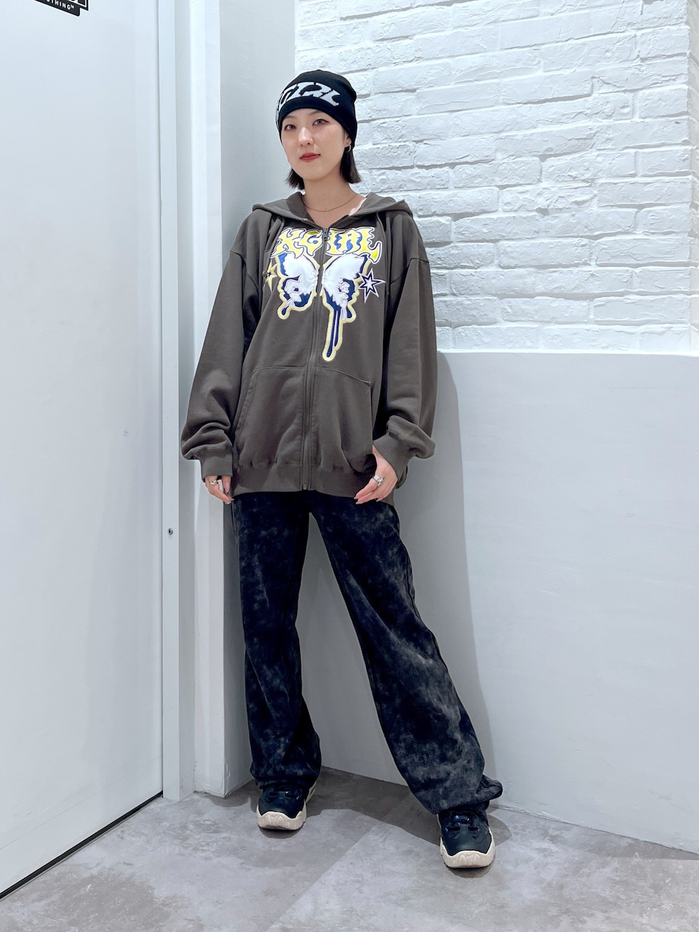 ブラック系のスウェットパンツ、グリーン系のパーカー、ブラック系のニットキャップ/ビーニーを着用したレディースの夏コーディネートの1枚目の写真