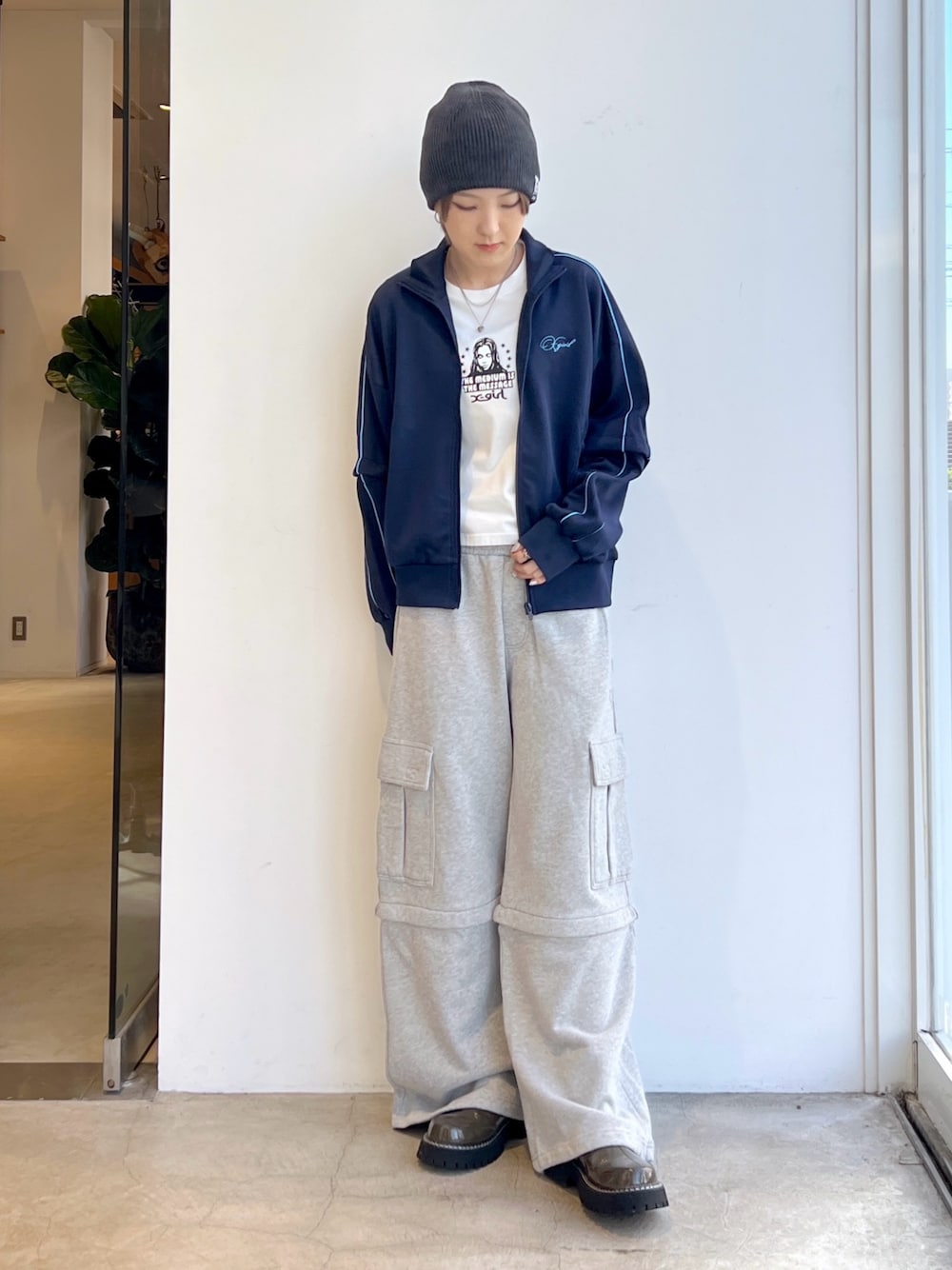 ブルー系のジャージ、グレー系のスウェットパンツ、ホワイト系のTシャツ/カットソーを着用したレディースの夏コーディネートの1枚目の写真