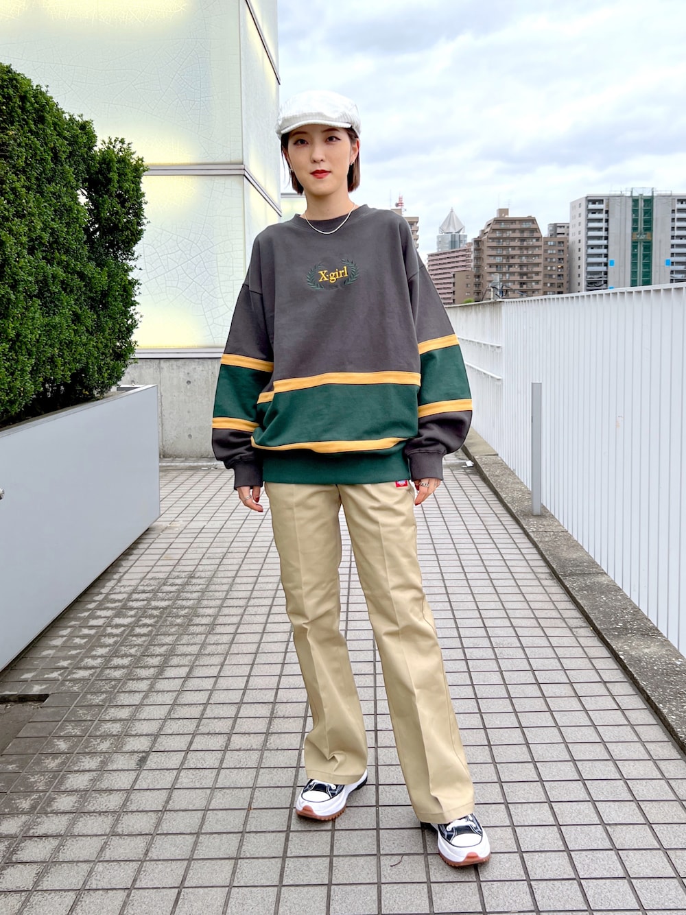 ベージュ系のその他パンツ、グレー系のスウェット、ホワイト系のハンチング/ベレー帽を着用したレディースの秋コーディネートの1枚目の写真