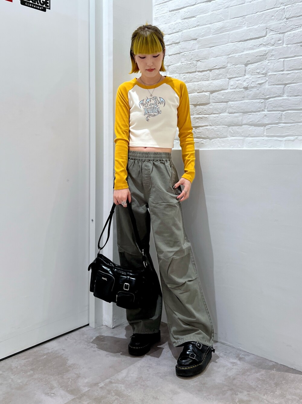 「x-girl、カーゴパンツ、ラグランTシャツ、ショート丈トップス、ストリート、メンズライク、韓国ファッション、おしゃ見えテクニック、秋コーデ、ハンドバッグ」｜「X-girlのDRAGON RAGLAN L/S BABY TEE（Tシャツ/カットソー、イエロー系）」を使った、Emiruさん（レディース・165cm）の秋コーディネートの1枚目の写真