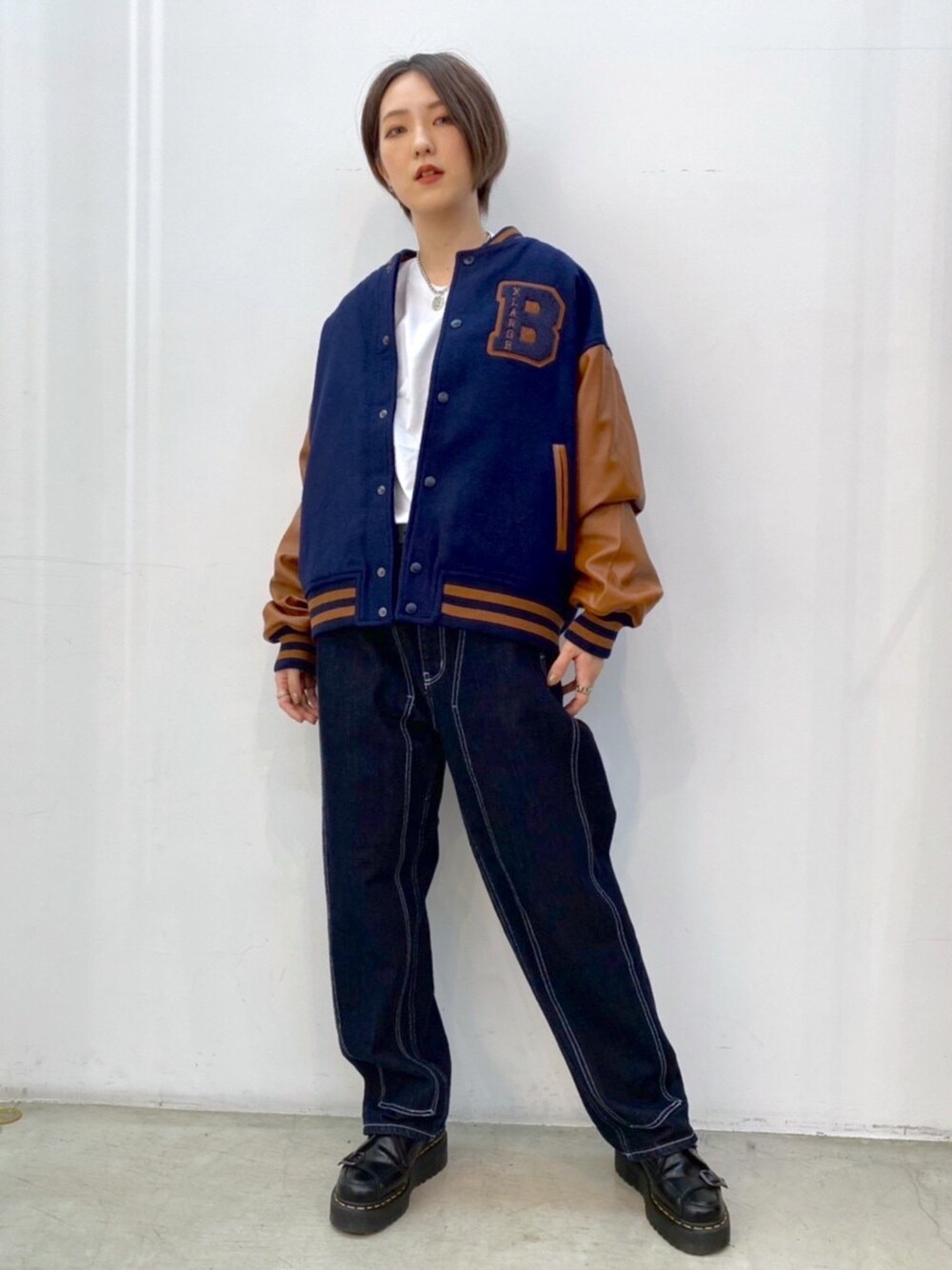 「だから秋服が好き、デニムパンツ、ジャケット、ブルゾン、メンズライク、XLARGE、ストリート、韓国ファッション、パンツスタイル、淡色コーデ、秋色、ロンT、アウター」｜「XLARGEのPATCHED DOUBLEKNEE PANTS（その他パンツ、ブルー系）」を使った、小島えみるさん（レディース・165cm）の秋コーディネートの1枚目の写真