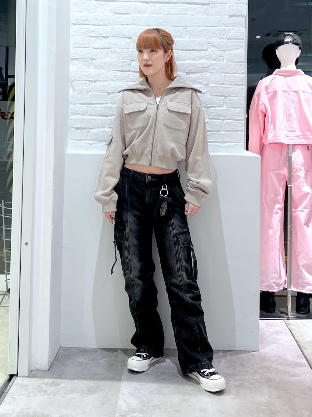 「x-girl、ジャケット、ストリート、メンズライク、春コーデ、パンツコーデ、大人かわいい、春、おしゃれさんと繋がりたい、シンプルコーデ」｜「X-girlのZIP UP SWEAT JACKET（スウェット、ベージュ系）」を使った、小島えみるさん（レディース・165cm）の春コーディネートの1枚目の写真