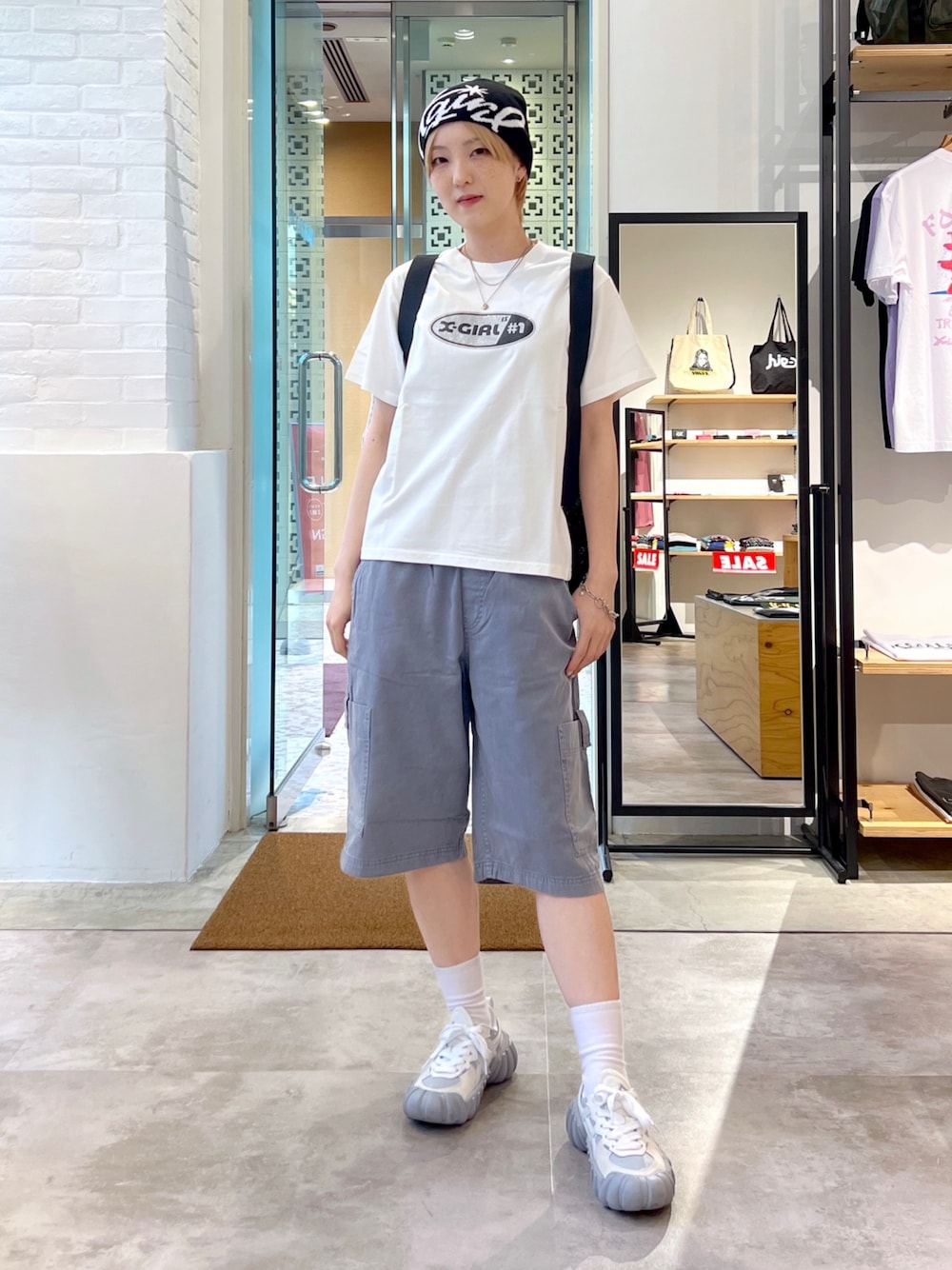 グレー系のその他パンツ、ホワイト系のTシャツ/カットソー、ブラック系のバックパック/リュックを着用したレディースの夏コーディネートの1枚目の写真